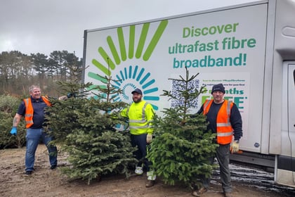 Jurassic Fibre supports Hospiscare with Christmas tree recycle scheme