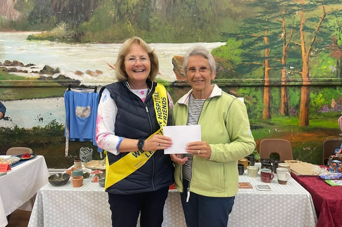 League Chair Martine Thurtle presents 1st prize to Sue Vallance