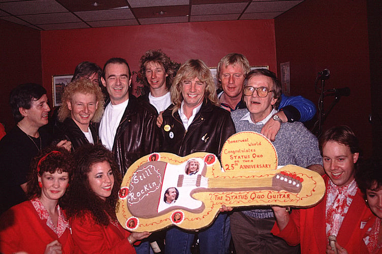 DHMN20 Status Quo celebrate their 25th anniversary at Butlins. Image shot 09/1990. Exact date unknown.