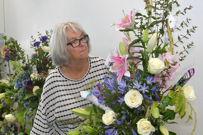 JUDGE LESLEY HUNT JUDGING THE FLORAL ART