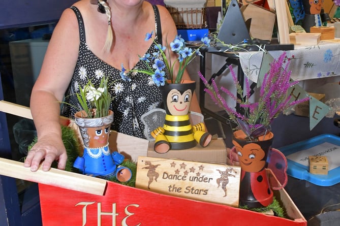 MICHELLE BAILEY ON THE GARDEN ROOM STAND