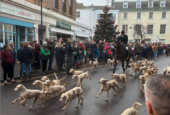 Crowds turn out for Boxing Day hunt meet